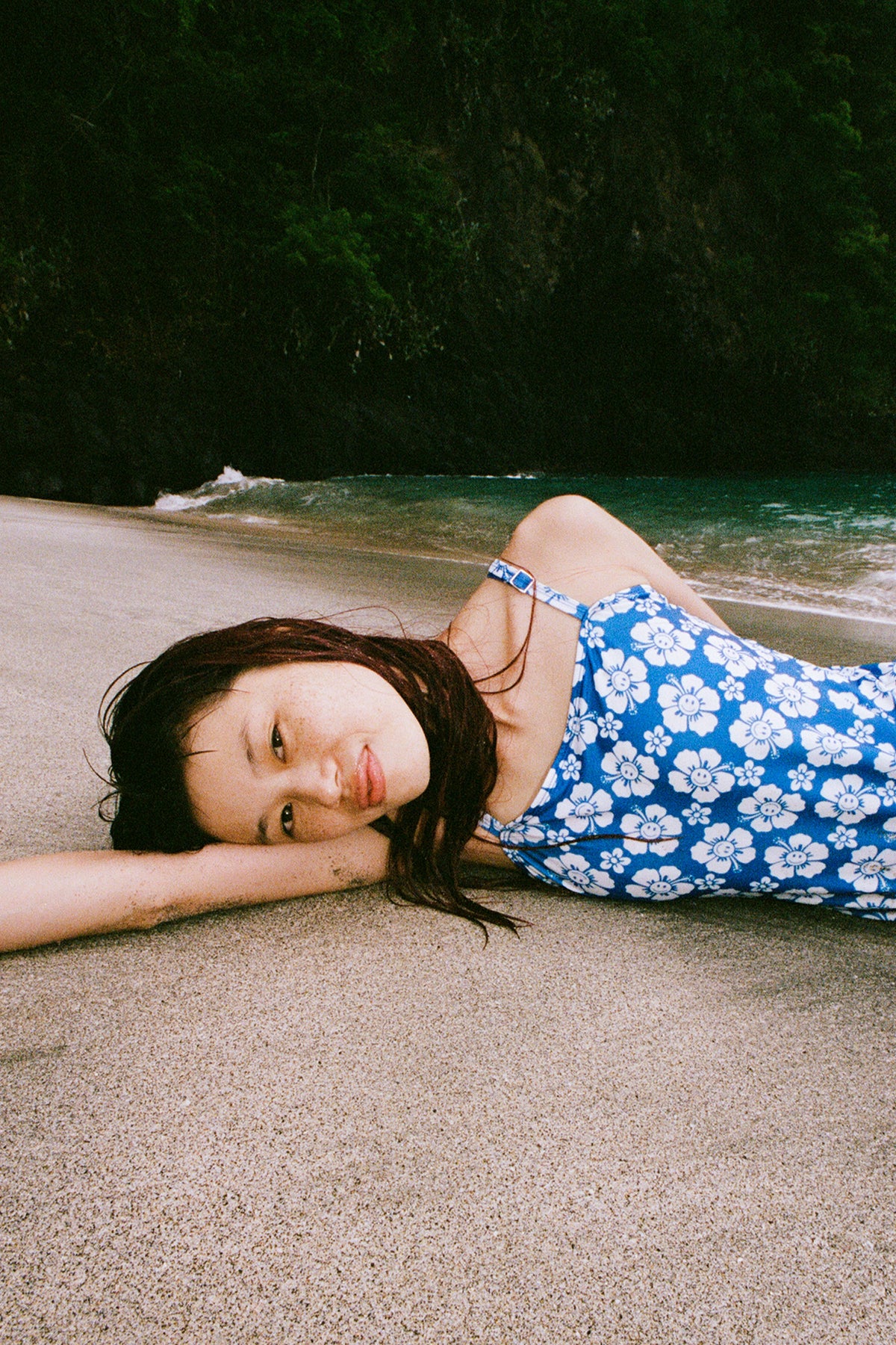 HaileyBieber着用Emma Mulholland on Holiday Emma Mulholland on Holiday x Vans Is Serving OOO Style